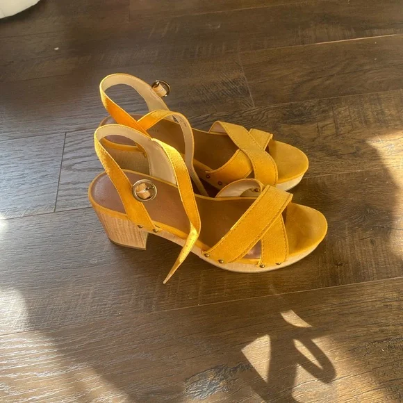 American Eagle Outfitters Mustard Block Heel Sandals - Picture 1 of 6